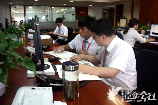 图为来自台北大学的台湾学生蓝雍渊向浙商银行杭州分行运营管理部业务处理中心票据审核岗骨干楼敏请教问题 图为来自台北大学的台湾学生蓝雍渊向浙商银行杭州分行运营管理部业务处理中心票据审核岗骨干楼敏请教问题