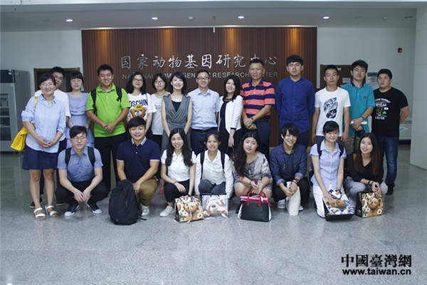 营员一行在国家动物基因研究中心合影留念 营员一行在国家动物基因研究中心合影留念