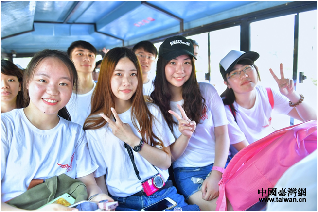 台湾青年搭乘中山陵小火车 台湾青年搭乘中山陵小火车