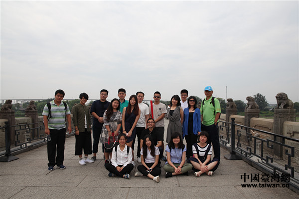 两岸学农青年在卢沟桥合影留念 两岸学农青年在卢沟桥合影留念