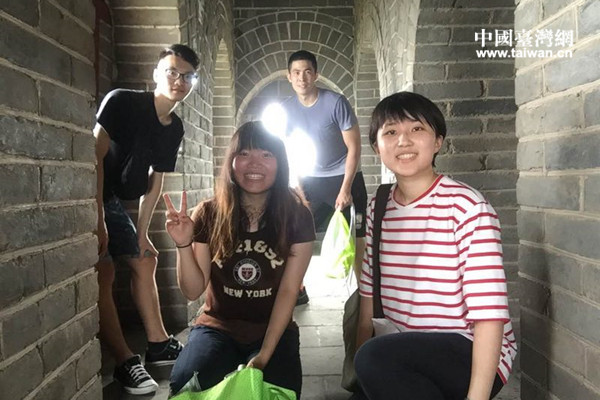 爬长城。 爬长城。