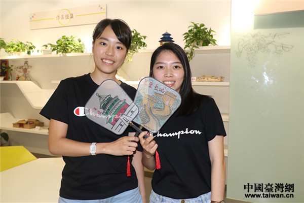 就读台北艺术大学音乐系的白竹君在扇面上手绘长城,就读台湾“中国科技大学”的蔡昀芷在扇面上手绘祈年殿 就读台北艺术大学音乐系的白竹君在扇面上手绘长城,就读台湾“中国科技大学”的蔡昀芷在扇面上手绘祈年殿