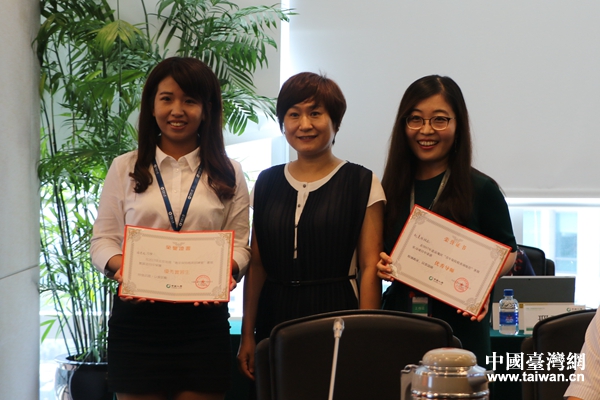 “青年保险精英训练营”优秀实习生领奖 “青年保险精英训练营”优秀实习生领奖