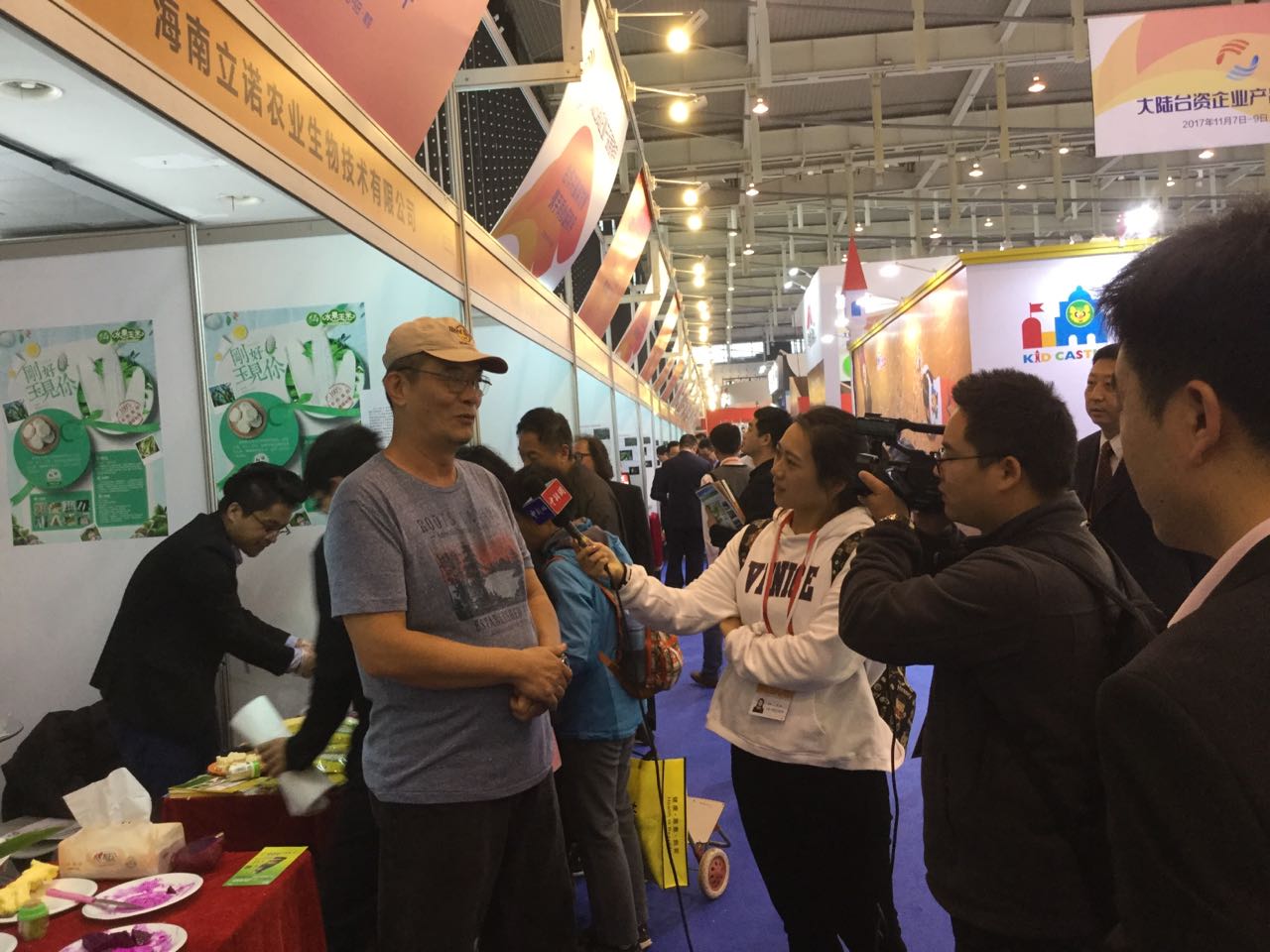 海南台商薛亚伟接受媒体采访 海南台商薛亚伟接受媒体采访