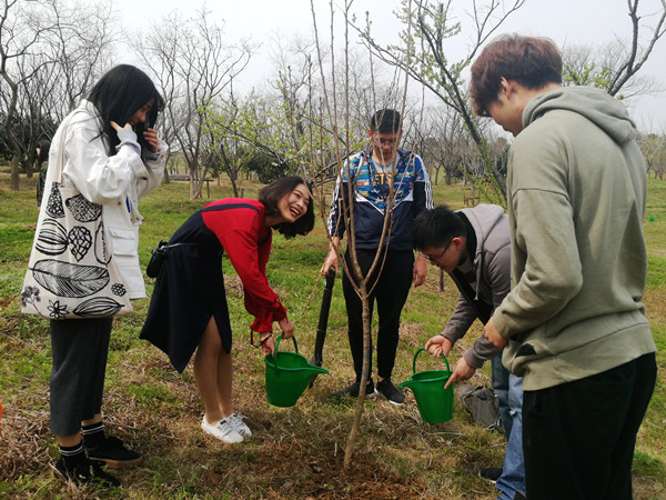 植树现场。 植树现场。