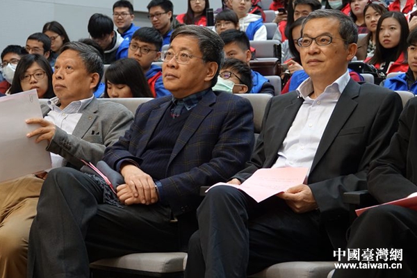 上海市政府台办主任李文辉出席此次活动(中间)。 上海市政府台办主任李文辉出席此次活动(中间)。