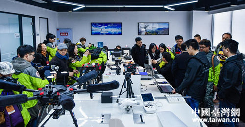 同学们在无人机企业进行采访拍摄工作 同学们在无人机企业进行采访拍摄工作