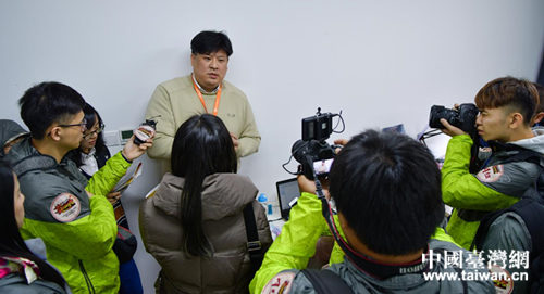 台湾创客李智强接受同学们采访 台湾创客李智强接受同学们采访