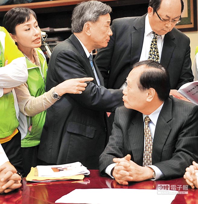 踹门、骂人、打架 这位女“绿委”曾靠丑态火到日本 踹门、骂人、打架 这位女“绿委”曾靠丑态火到日本