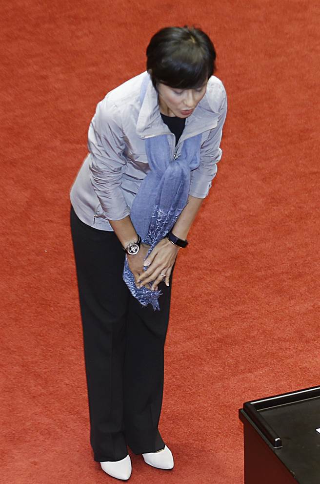 踹门、骂人、打架 这位女“绿委”曾靠丑态火到日本 踹门、骂人、打架 这位女“绿委”曾靠丑态火到日本