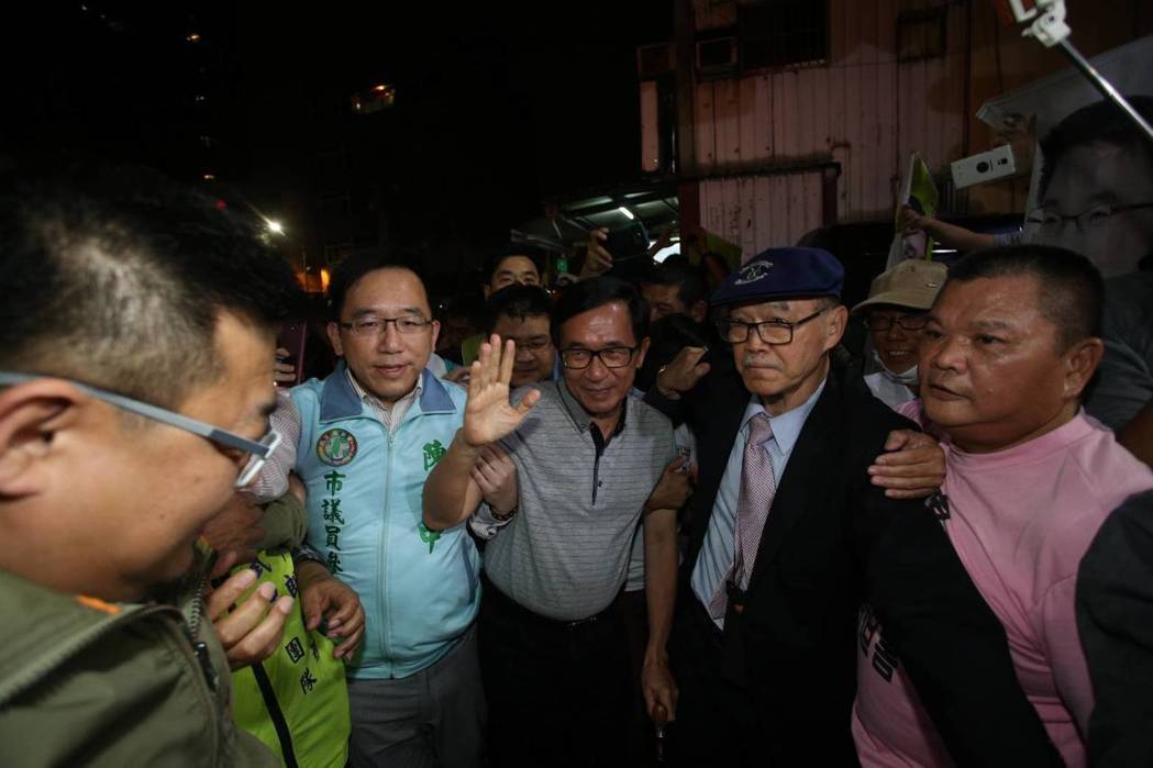 陈水扁(左3)参加陈致中(左二)造势晚会。 陈水扁(左3)参加陈致中(左二)造势晚会。