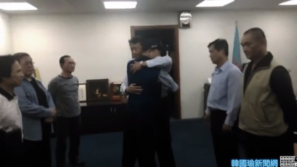 韩国瑜离开北农时员工挥泪送别 网友看哭:多少