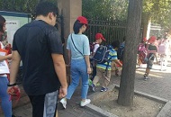 小学放学早家长遇尴尬:“三点半难题”怎么破?