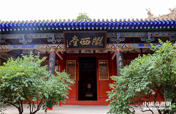 “镜观两岸之一带一路看甘肃”台湾摄影大咖走进陇西李氏祠堂。(中国台湾网 李岳 摄) “镜观两岸之一带一路看甘肃”台湾摄影大咖走进陇西李氏祠堂。(中国台湾网 李岳 摄)