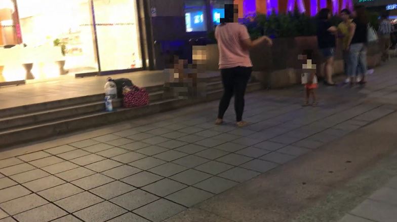 台北捷运女童全裸坐地引热议 台北捷运女童全裸坐地引热议