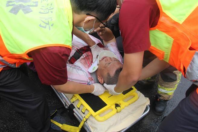 一辆越南团游览车在台发生追撞事故 12人送医 一辆越南团游览车在台发生追撞事故 12人送医