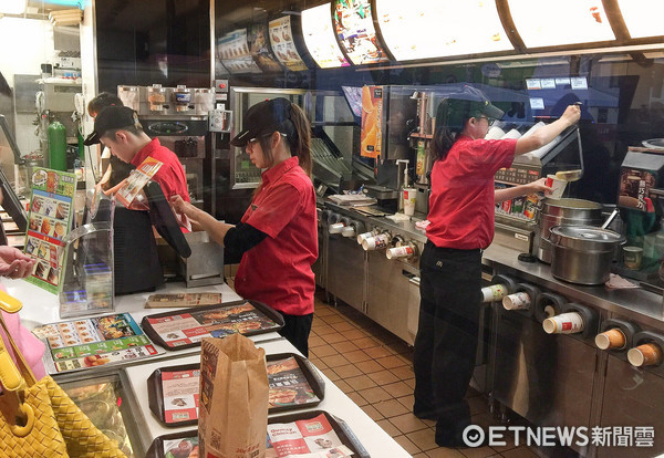 “一例一休”“修法”恐让劳工连上12天班 劳团怒吼 “一例一休”“修法”恐让劳工连上12天班 劳团怒吼