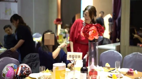 女子大闹婚宴被骂翻 自称是“时代力量”党工 女子大闹婚宴被骂翻 自称是“时代力量”党工