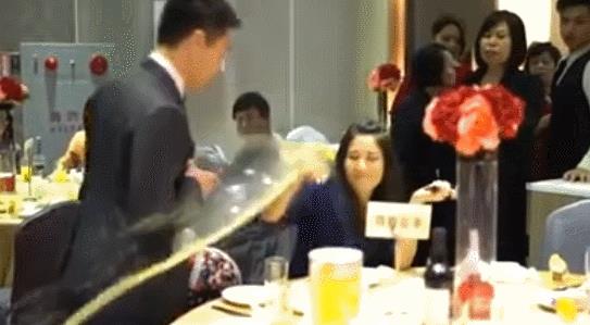 女子大闹婚宴被骂翻 自称是“时代力量”党工 女子大闹婚宴被骂翻 自称是“时代力量”党工