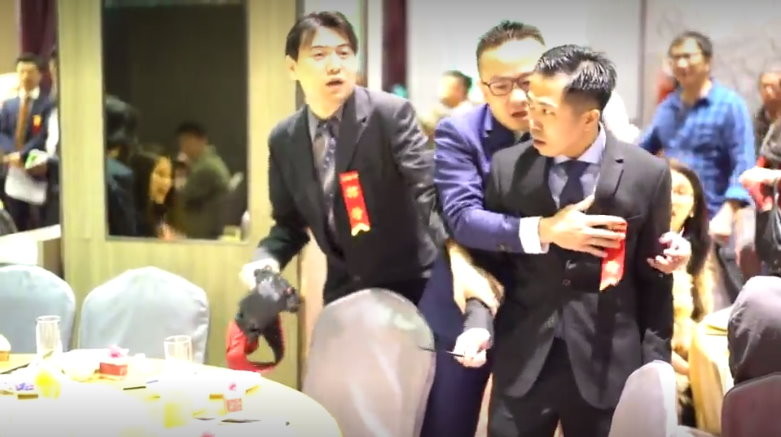 女子大闹婚宴被骂翻 自称是“时代力量”党工 女子大闹婚宴被骂翻 自称是“时代力量”党工