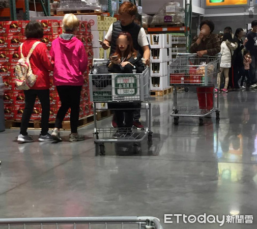 男子推女友坐购物车内 被酸“公主病” 男子推女友坐购物车内 被酸“公主病”