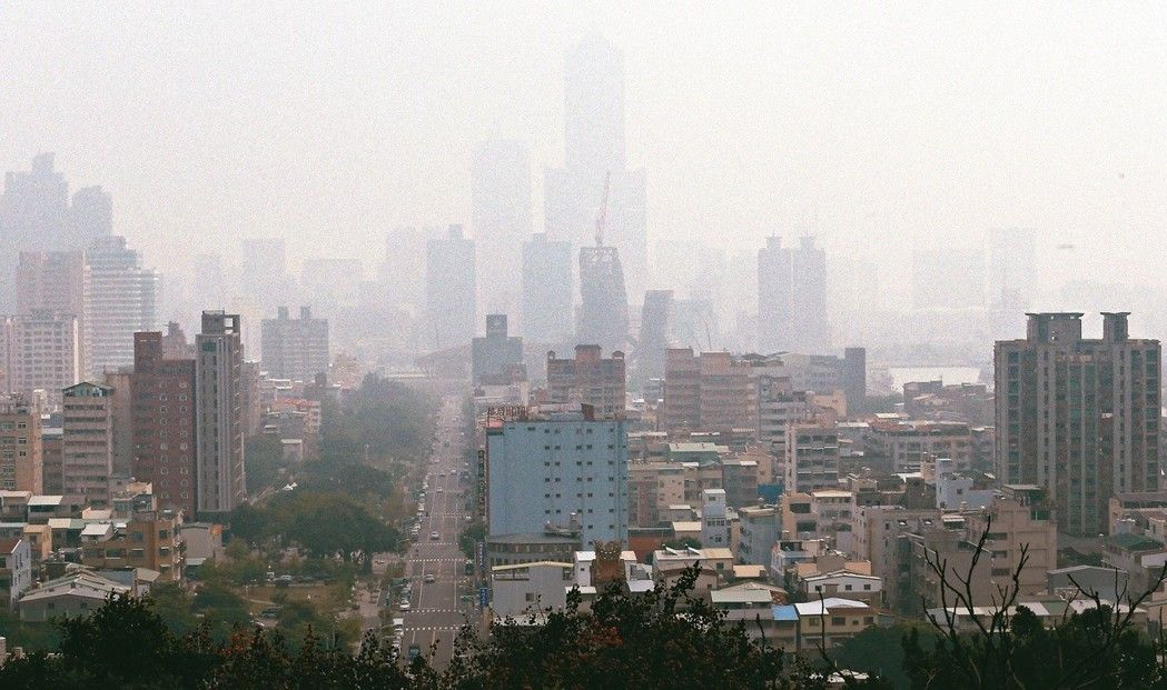 11月底,高雄八五大楼隐没在雾霾之中情形。(图片来源:台湾《联合报》) 11月底,高雄八五大楼隐没在雾霾之中情形。(图片来源:台湾《联合报》)