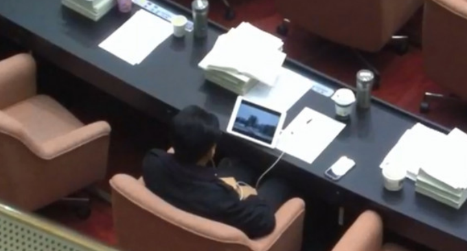 民进党民代被爆开会看电影强势呛声:不想听国民党念经 民进党民代被爆开会看电影强势呛声:不想听国民党念经