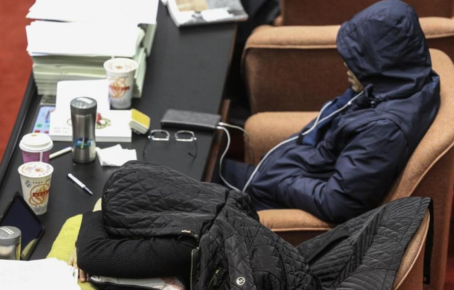 民进党民代被爆开会看电影强势呛声:不想听国民党念经 民进党民代被爆开会看电影强势呛声:不想听国民党念经