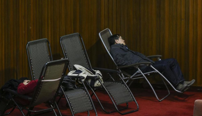 民进党民代被爆开会看电影强势呛声:不想听国民党念经 民进党民代被爆开会看电影强势呛声:不想听国民党念经