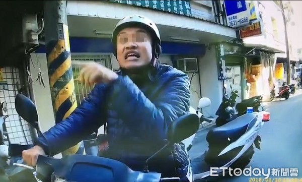 闯红灯被拦呛“我赶着回家睡觉!” 莽男暴怒冲撞女警 闯红灯被拦呛“我赶着回家睡觉!” 莽男暴怒冲撞女警