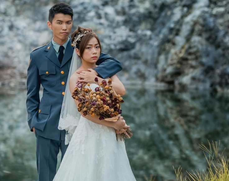 台军晒军人婚纱照 网友酸:新娘表情像“被逼婚” 台军晒军人婚纱照 网友酸:新娘表情像“被逼婚”