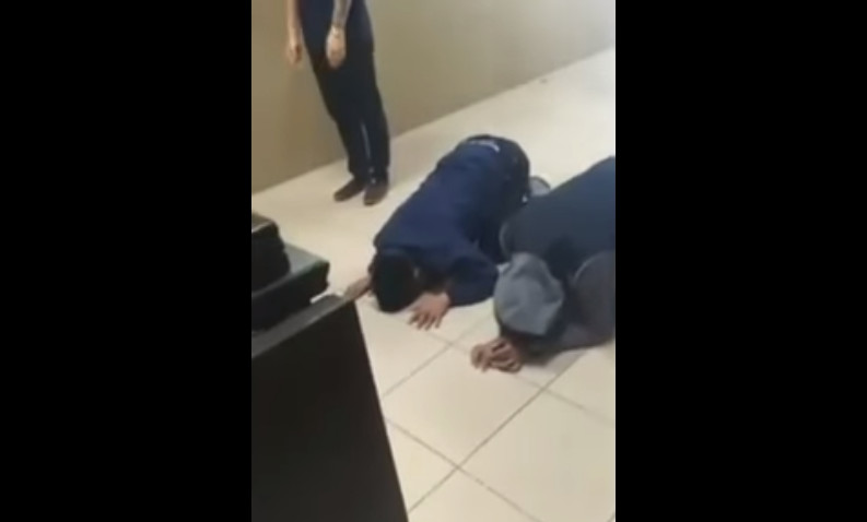 海陆蛙人酒驾撞死老农 三天后到灵前下跪道歉 海陆蛙人酒驾撞死老农 三天后到灵前下跪道歉