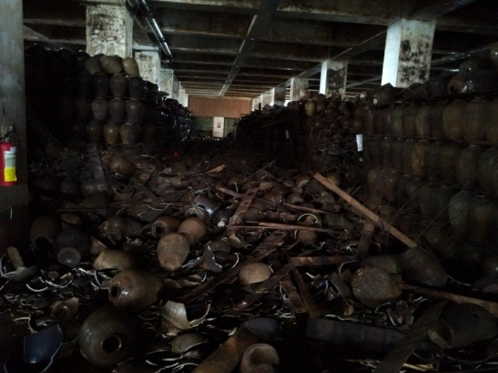 花莲地震致酒厂惨赔2亿 25年陈酿绍兴酒瓮碎满地 花莲地震致酒厂惨赔2亿 25年陈酿绍兴酒瓮碎满地