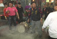 台湾民众除夕夜抢头香:场面混乱 撞断200公斤香炉.jpg