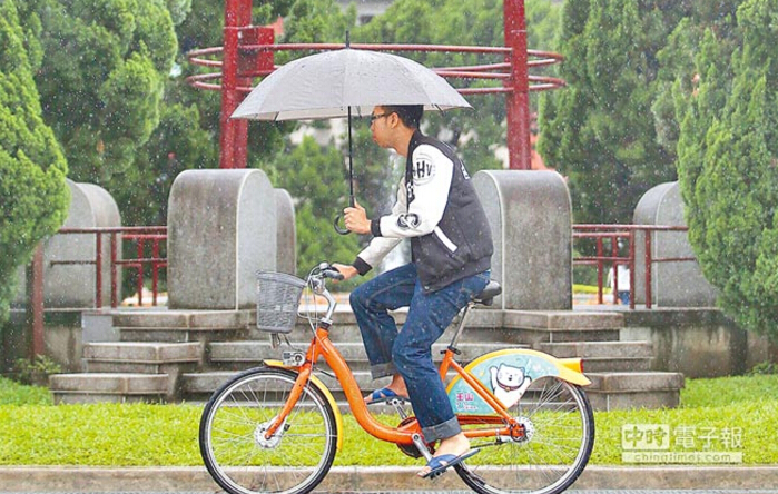 台大新校长遭绿营阻挠难上任 台大师生上街给蔡"拜年" 台大新校长遭绿营阻挠难上任 台大师生上街给蔡"拜年"