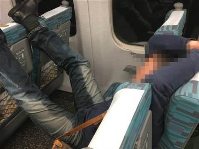 吐槽大会:台南幼儿园被曝老师虐童 大学生拾金不昧反遭肉搜 吐槽大会:台南幼儿园被曝老师虐童 大学生拾金不昧反遭肉搜