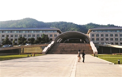 位于昌平十三陵水库附近的中石化会议中心 摄影/本报记者 黄亮 位于昌平十三陵水库附近的中石化会议中心 摄影/本报记者 黄亮