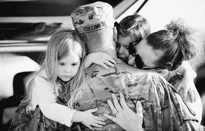 士兵与家人依依不舍 士兵与家人依依不舍