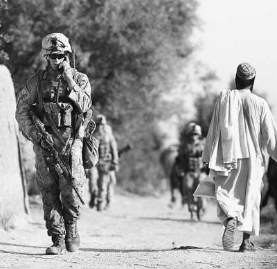 阿富汗赫尔曼德省马尔贾,驻阿美军士兵在该地区巡逻。 阿富汗赫尔曼德省马尔贾,驻阿美军士兵在该地区巡逻。