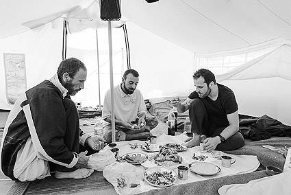 摄影师给借住家庭带去了一顿丰盛的大餐 摄影师给借住家庭带去了一顿丰盛的大餐