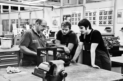 图为钳工学生在听师傅讲课本报记者 王怀成摄 图为钳工学生在听师傅讲课本报记者 王怀成摄