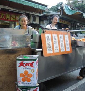 黑心油风暴重创小吃摊,摊商拿出油品自清 黑心油风暴重创小吃摊,摊商拿出油品自清