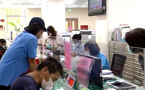 台湾民众领取纾困金。 (图片来源:台湾“东森新闻”).jpg