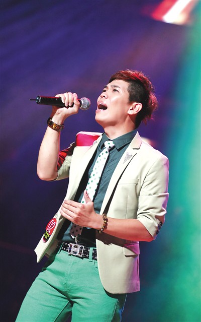 参赛者在选拔赛上展示闽南语歌曲的魅力。 参赛者在选拔赛上展示闽南语歌曲的魅力。