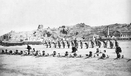 资料图:北洋海军射击训练 资料图:北洋海军射击训练