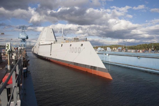 美军首艘DDG-1000“朱姆沃尔特”号于2013年10月28日下水。 美军首艘DDG-1000“朱姆沃尔特”号于2013年10月28日下水。