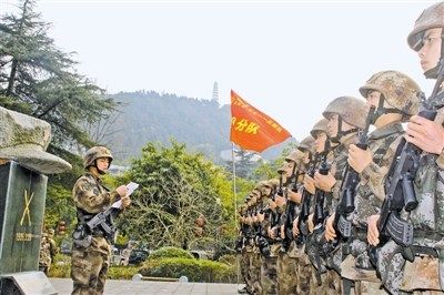 官兵在纪念雕塑前聆听红军强渡嘉陵江的战斗故事