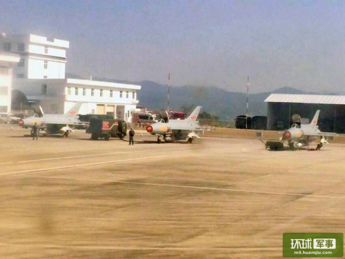 拍摄于云南临沧机场的照片显示,中国空军的歼-7战斗机已经在此部署并进入警戒状态。