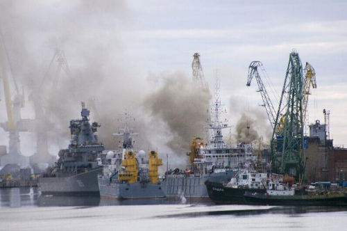 当地时间7号,俄罗斯一艘核潜艇在维修的船坞中起火。(资料图)