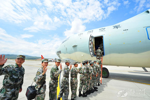 空军持续投入伊尔-76运输机支援尼泊尔抗震救灾